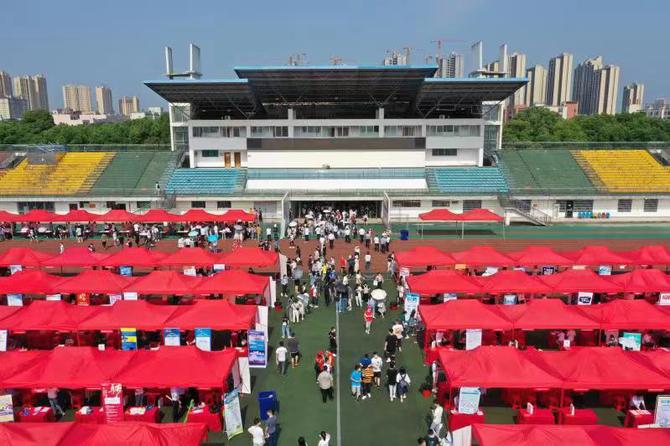 招聘会现场 招聘会现场