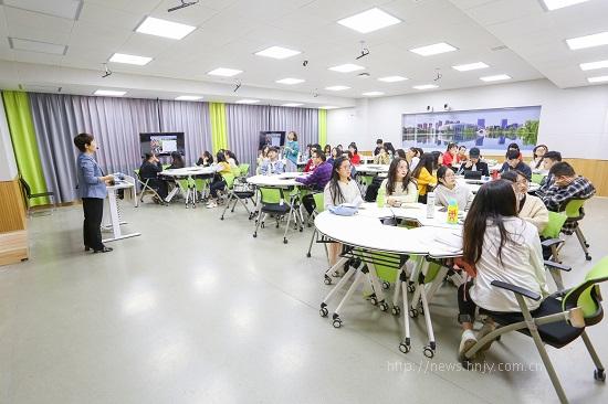 湖南文理学院师生正开展智慧教学.jpg