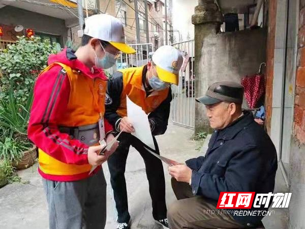 大学生党员在社区宣传冬季防火知识.jpg 大学生党员在社区宣传冬季防火知识.jpg